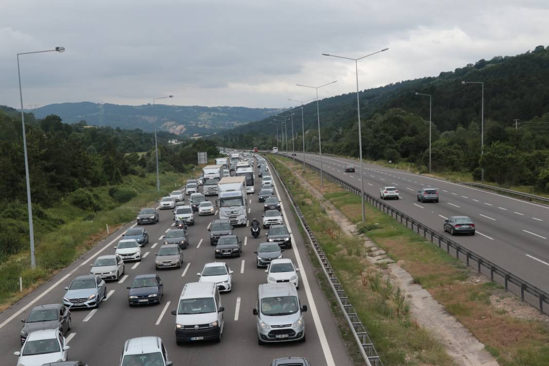 Bolu geçişi resmen kilit! Tatilciler yola çıktı. Her geçen dakika artıyor - Resim: 15